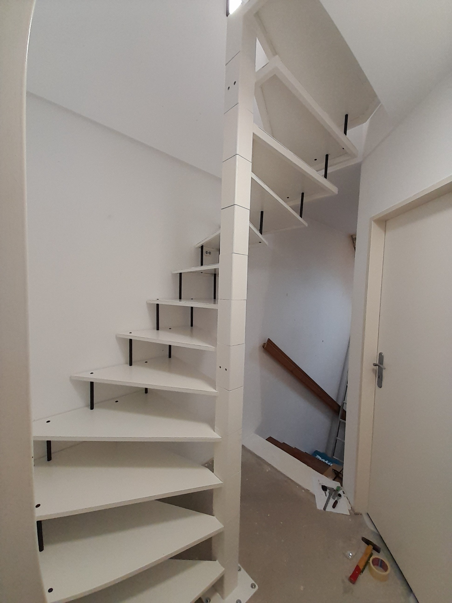 Točité schodiště vyrobené z jednotlivých schodů navařených na jekl a spojené bočními sloupky. Celá konstrukce je pak navlečena na centrální sloupek. 