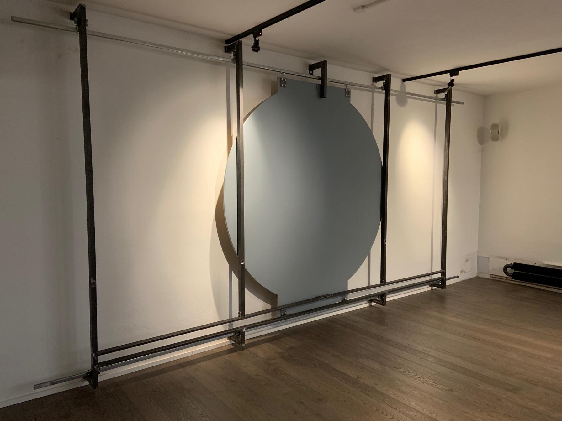 Svařovaná ocelová konstrukce pro držení dekorativní stěny s pohyblivým prvkem pro taneční studio.