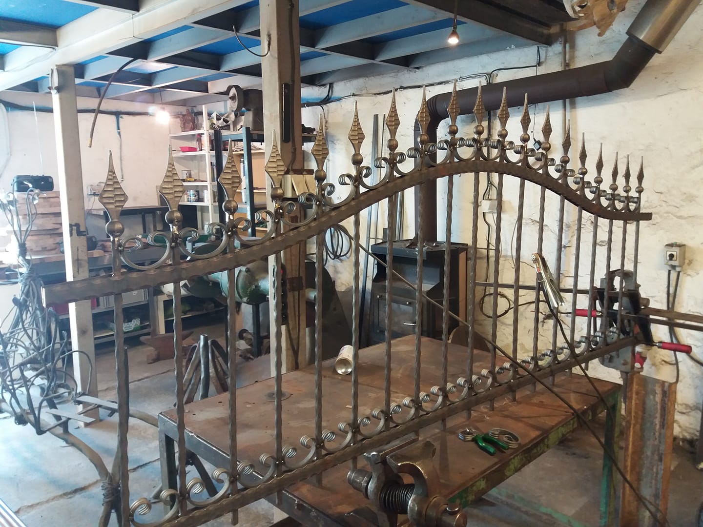 Dekorativní plotová pole z prefabrikovaných prvků.