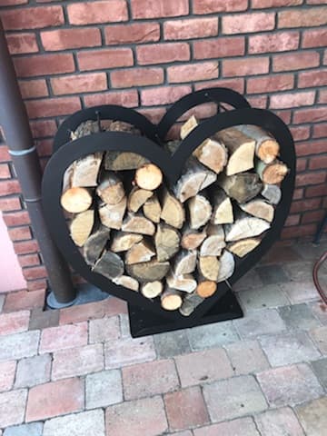 Dekorativní stojan na dřevo