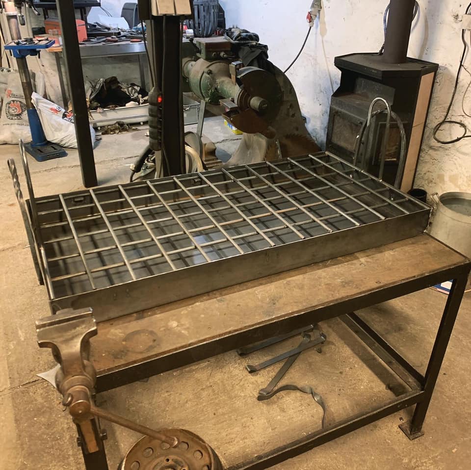 Speciální gril s odnímatelným roštem na velké kusy