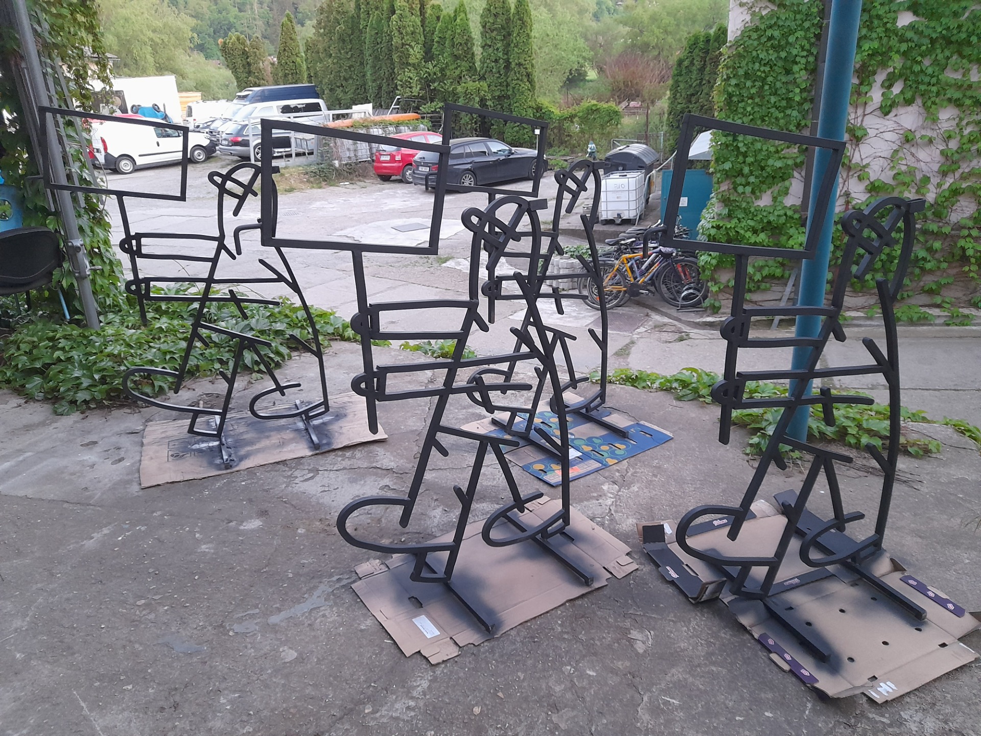 Stylizované plastiky demonstrujících postav.