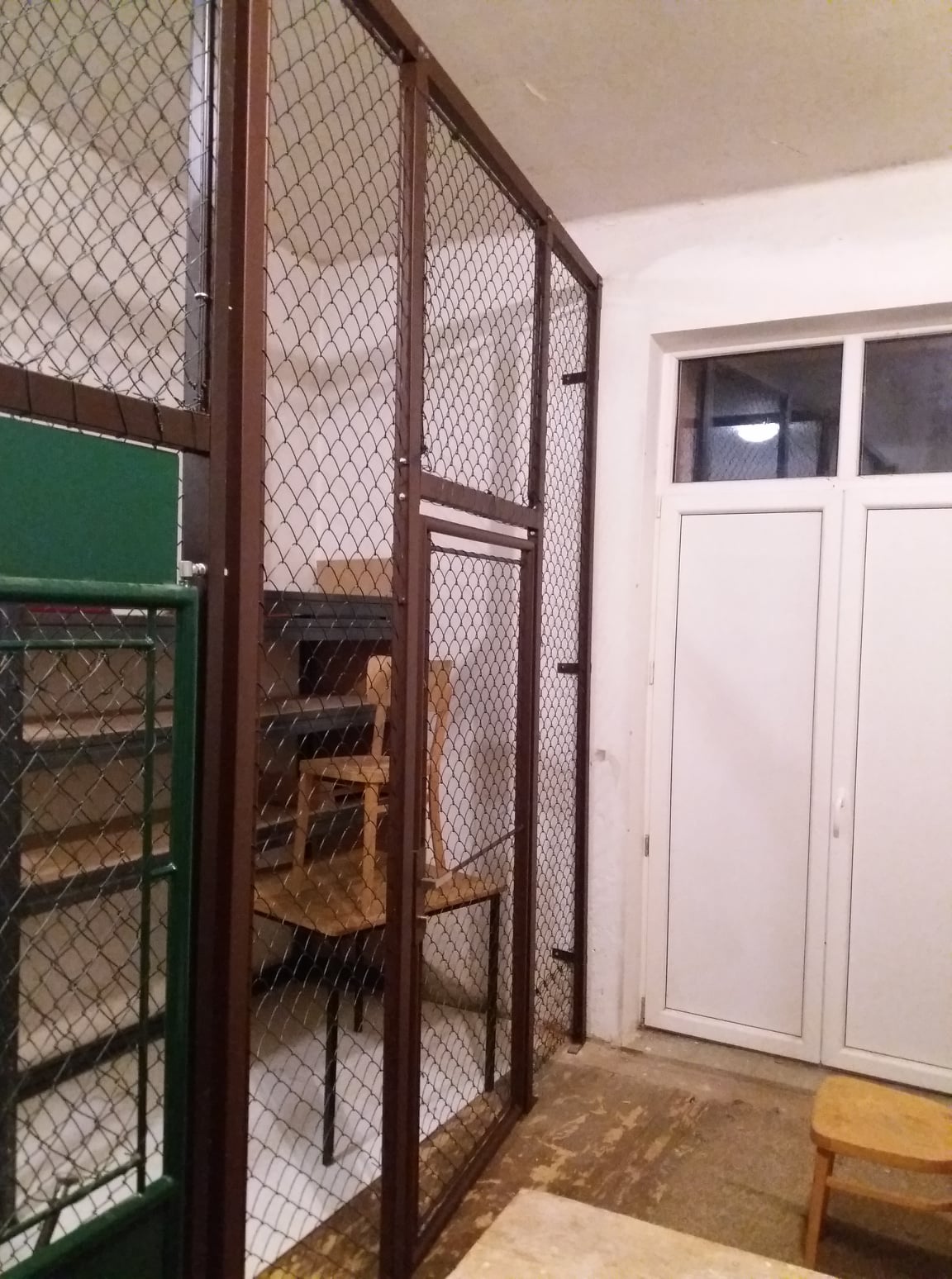 Železná konstrukce stěny pro rozdělení místnosti.