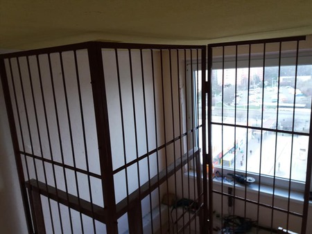 Atypická bezpečnostní mříž do bytového domu v Praze