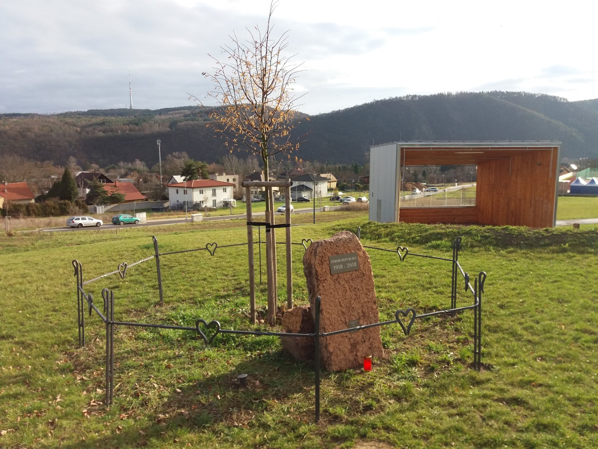 Dekorativní plůtek k lípě zasazené ke stému výročí vzniku republiky. 