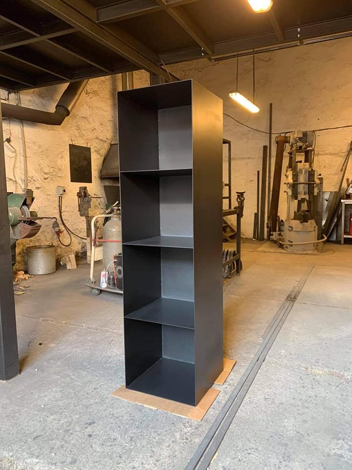 Moderní stojan na dřevo