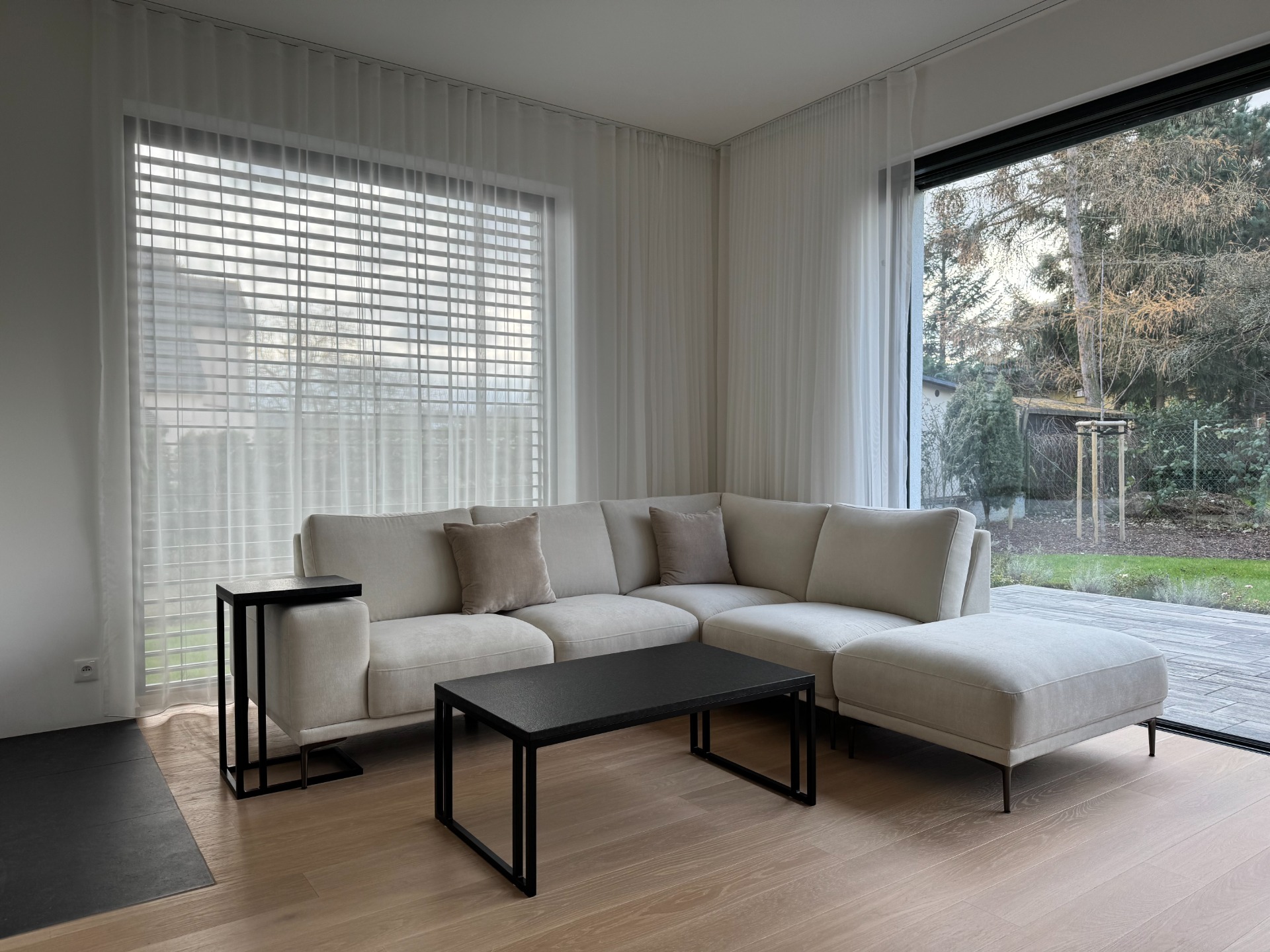 Dva moderní stoly s kamennou deskou. 