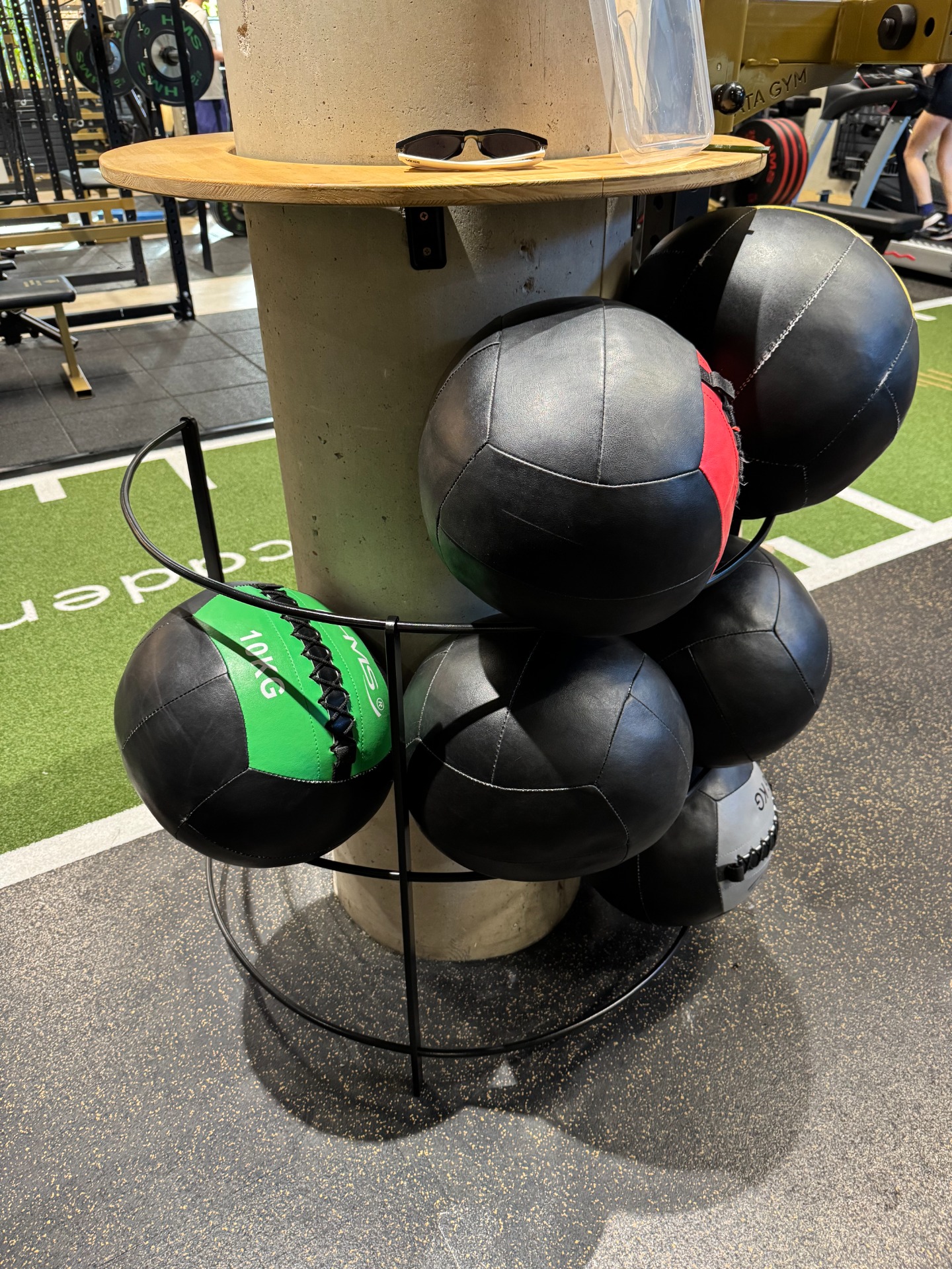 Stojan na míče do posilovny. 