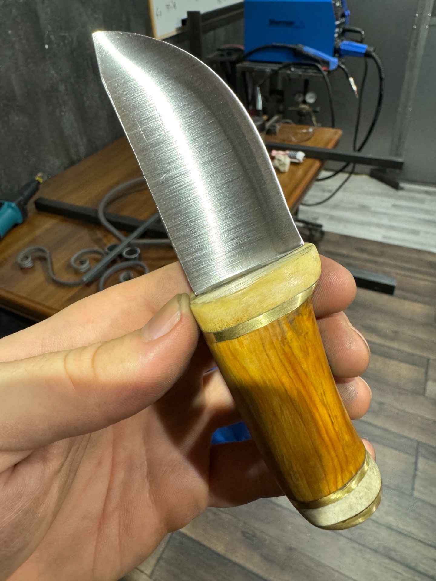 Renovace starého loveckého nože.