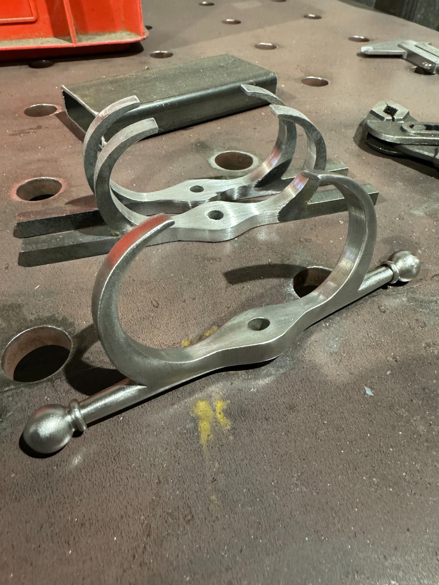 Komponenty pro repliky historických kordů.