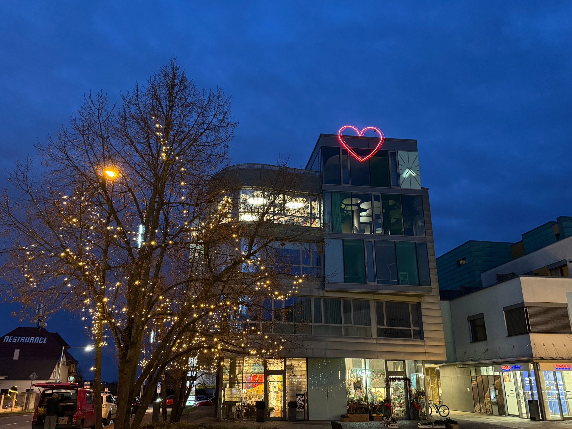 Železný rám ve tvaru srdce k připomínání Sametové revoluce a odkazu Václava Havla.